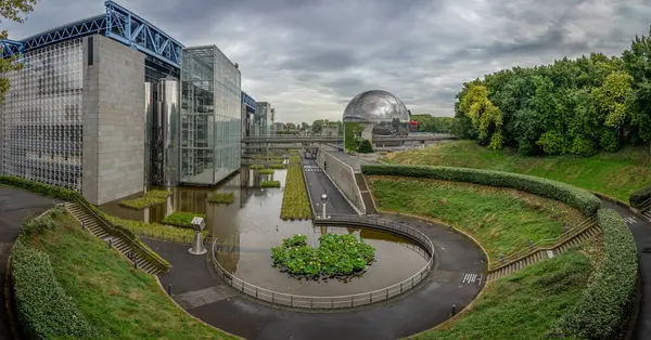 Paris, Fransa - 09 22 2024: Villette Kanalı. La Geode 'un panoramik görüntüsü parkın ve Bilim ve Endüstri Müzesi binasının yansımasıyla