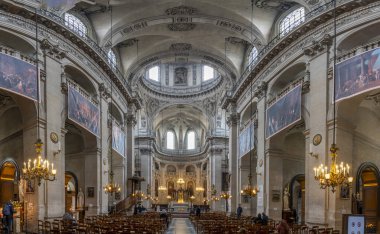 Paris, Fransa - 09: 29 2024: Saint-Paul Saint-Louis Parish. Cemaatin içine nave 'den bak