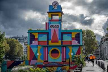 Paris, Fransa - 10 10 10 2021: Ourcq Kanalı. Villetteki havzada dekore edilmiş bir binanın ön cephesine bakın.