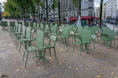 Paris, Fransa - 10 10 10 2024: Ourcq Kanalı. Sıralanmış yeşil masa ve sandalyelerin görüntüsü