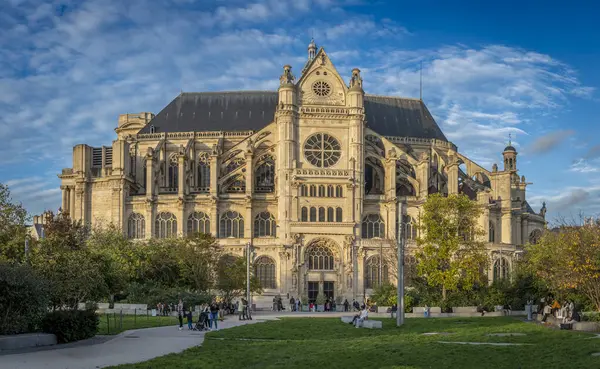 Paris, Fransa - 10: 28 2024: Gün batımında Nelson Mandela Garden 'dan Saint-Eustache Kilisesi manzarası