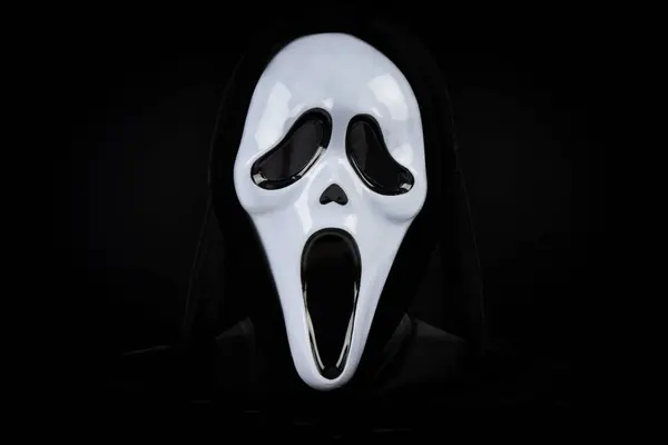 Paris, Fransa - 11 22 2021: Siyah beyaz çığlık maskesi