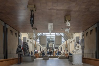 Paris, Fransa - 11 01 2024: Orsay Müzesi. Müzenin ana salonundaki heykellerin manzarası ve cam gölgelik arka plan.