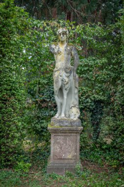 Leonardsau, Fransa - 09 02 2024: Galyalıların Yolu. Domaine de Leonardsau parkının ayrıntılarına bak.