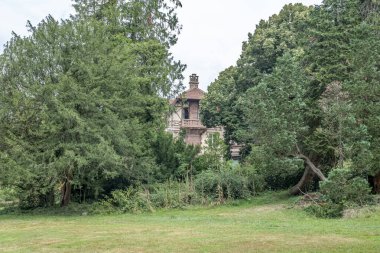 Leonardsau, Fransa - 09 02 2024: Galyalıların Yolu. Domaine de Leonardsau parkının ayrıntılarına bak.