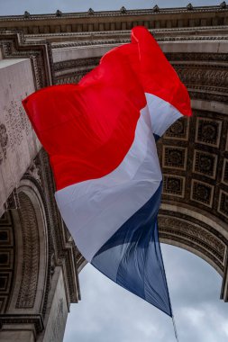 Paris, Fransa - 11 Kasım 2024: The Triumphal kemeri 11 Kasım töreni için Fransız bayrağı ve turistin etrafında