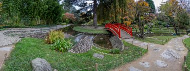 Boulogne-Billancourt, Fransa - 112 2024: Albert Kahn 'ın bahçesi. Koi göletinin panoramik manzarası, renkli ağaçlar ve sonbaharda bir Japon bahçesindeki köprü.