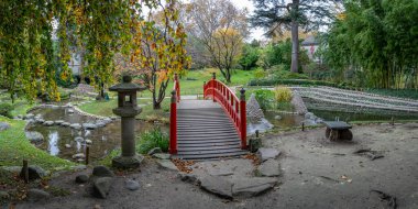 Boulogne-Billancourt, Fransa - 112 2024: Albert Kahn 'ın bahçesi. Koi göletinin panoramik manzarası, renkli ağaçlar ve sonbaharda bir Japon bahçesindeki köprü.