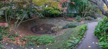 Boulogne-Billancourt, Fransa - 112 2024: Albert Kahn 'ın bahçesi. Koi göletinin panoramik manzarası, renkli ağaçlar ve sonbaharda bir Japon bahçesindeki köprü.