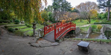 Boulogne-Billancourt, Fransa - 112 2024: Albert Kahn 'ın bahçesi. Koi göletinin panoramik manzarası, renkli ağaçlar ve sonbaharda bir Japon bahçesindeki köprü.