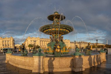 Paris - Fransa - 11: 14 2024: Concorde Meydanı 'ndaki nehir çeşmesini gün batımında görün, Marine Hotel ve Crillon Hotel arkasında