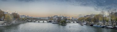 Paris, Fransa - 11 16 2024: Le pont Neuf, Notre-Dame katedrali ve Pont des Arts 'tan Ile de la Cite' nin panoramik manzarası