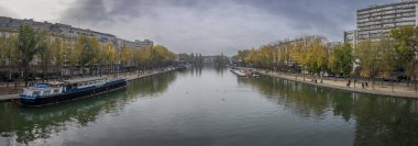 Paris, Fransa - 11 11 11 2024: Ourcq Kanalı. Baharın renkleriyle Villette Havzası Panoramik Görünümü