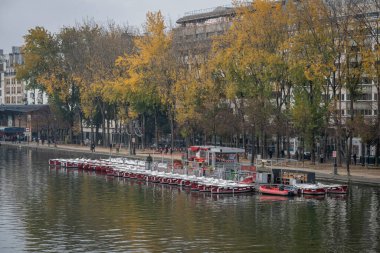 Paris, Fransa - 11 11 11 2024: Ourcq Kanalı. Baharın renkleriyle Villette Havzası Panoramik Görünümü
