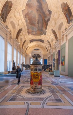 Paris, Fransa - 11 10 2024: Paris Güzel Sanatlar Müzesi. Le Petit Palais 'deki heykeller ve dekorasyon manzarası