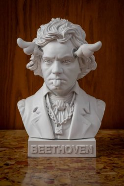 Paris, Fransa - 11 10 2024: Paris Güzel Sanatlar Müzesi. Le Petit Palais 'deki heykeller ve dekorasyon manzarası