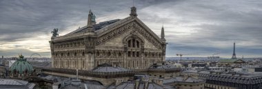 Paris, Fransa - 11 23 2024: Haussmann Bulvarı. Paris 'in panoramik manzarası, Haussmann Bulvarı ve Garnier Operasının arka cephesi Galerisi Lafayette Paris Haussmann' ın Noel 'deki çatı terası.