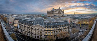 Paris, Fransa - 11 23 2024: Haussmann Bulvarı. Paris 'in panoramik manzarası, Haussmann Bulvarı, Garnier Operası' nın arka cephesi ve Eiffel Kulesi, Galeriler Lafayette Paris Haussmann 'ın Noel terası.