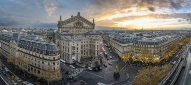 Paris, Fransa - 11 23 2024: Haussmann Bulvarı. Paris 'in panoramik manzarası, Haussmann Bulvarı, Garnier Operası' nın arka cephesi ve Eiffel Kulesi, Galeriler Lafayette Paris Haussmann 'ın Noel terası.