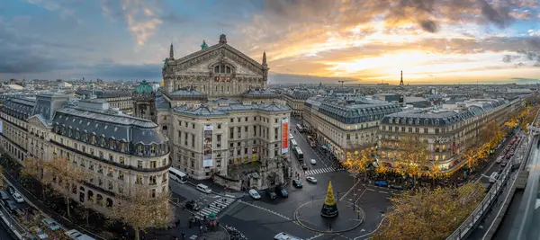 Paris, Fransa - 11 23 2024: Haussmann Bulvarı. Paris 'in panoramik manzarası, Haussmann Bulvarı, Garnier Operası' nın arka cephesi ve Eiffel Kulesi, Galeriler Lafayette Paris Haussmann 'ın Noel terası.