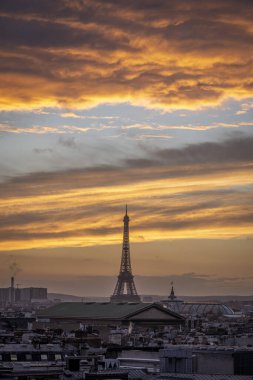 Paris, Fransa - 11 23 2024: Haussmann Bulvarı. Paris 'in panoramik manzarası, Eyfel Kulesi, Galeriler' den Le Grand Palais Tepesi Paris Haussmann 'ın Noel terası.