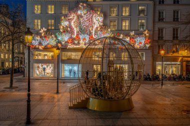 Paris, Fransa - 11: 24 2024: Hristiyan Dior Paris 'in Noel süslemeleri ile görünüşü