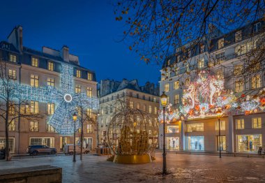 Paris, Fransa - 11: 24 2024: Christian Dior ve Coco Chanel Paris 'in dış görünüşü