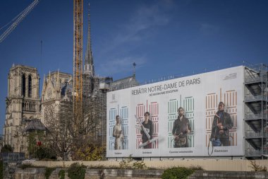 Paris, Fransa - 128 2024 Notre Dame de Paris. Notre-Dame katedralinin ön avlusunun panoramik görüntüsü
