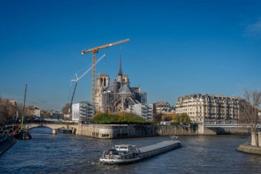 Paris, Fransa - 128 2024 Notre Dame de Paris. Notre-Dame Katedrali 'nin panoramik manzarası ve rıhtımdan The Seine.