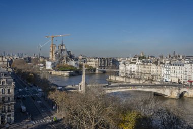 Paris, Fransa - 128 2024 Notre Dame de Paris. Notre-Dame Katedrali 'nin panoramik manzarası ve Arap Dünya Enstitüsü' nün tepesinden Seine.