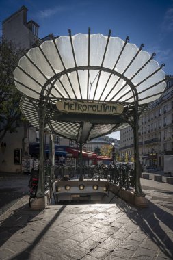 Paris, Fransa - 128 28 2024: Paris 'te tipik bir metro girişinin görüntüsü