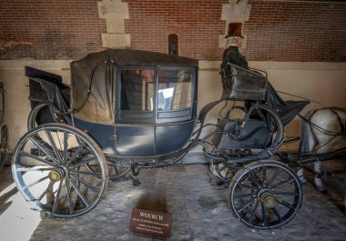 Maincy, Fransa - 11 29 2024 Mürettebat Müzesi. Vaux-le-Vikont ahırlarının içindeki ahşap bir aracın görüntüsünü görüntüle