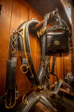 Maincy, Fransa - 11 29 2024 Mürettebat Müzesi. Vaux-le-Vikont ahırları içindeki bir demir ocağı ve araçlarının ayrıntılarını görüntüle