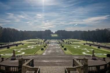 Maincy, Fransa - 11 29 2024: Le Grand Noel. Vaux-le-Vikont Şatosu 'nun taş merdivenlerindeki heykellerinin detaylarını göster