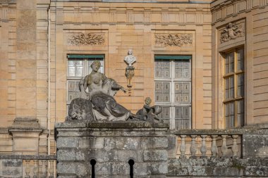 Maincy, Fransa - 11 29 2024: Le Grand Noel. Vaux-le-Vikont Şatosu 'nun taş merdivenlerindeki heykellerinin detaylarını göster