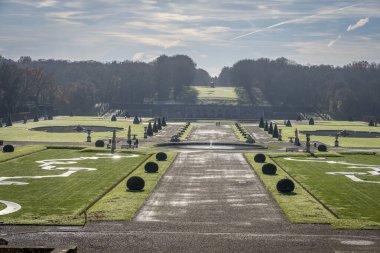 Maincy, Fransa - 11 29 2024: Le Grand Noel. Vaux-le-Vikont Şatosu 'nun taş merdivenlerindeki heykellerinin detaylarını göster