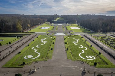 Maincy, Fransa - 11 29 2024: Le Grand Noel. Kubbe 'nin tepesinden Fransız Vaux-le-Vikont Kalesi' nin panoramik manzarası