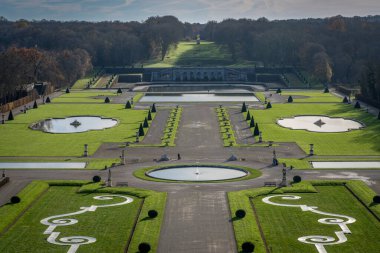 Maincy, Fransa - 11 29 2024: Le Grand Noel. Kubbe 'nin tepesinden Fransız Vaux-le-Vikont Kalesi' nin panoramik manzarası