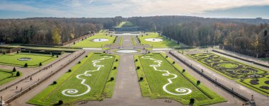 Maincy, Fransa - 11 29 2024: Le Grand Noel. Kubbe 'nin tepesinden Fransız Vaux-le-Vikont Kalesi' nin panoramik manzarası