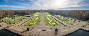Maincy, Fransa - 11 29 2024: Le Grand Noel. Kubbe 'nin tepesinden Fransız Vaux-le-Vikont Kalesi' nin panoramik manzarası