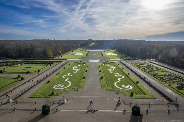 Maincy, Fransa - 11 29 2024: Le Grand Noel. Kubbe 'nin tepesinden Fransız Vaux-le-Vikont Kalesi' nin panoramik manzarası