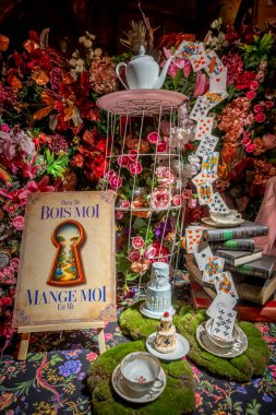 Maincy, Fransa - 11 29 2024: Le Grand Noel. Peri masalı manzarası Alice Harikalar Diyarında