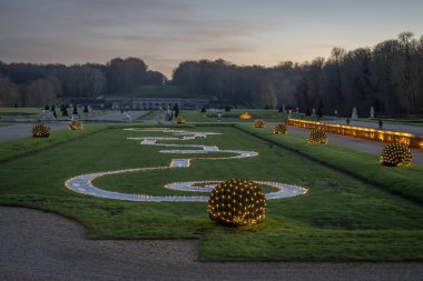 Maincy, Fransa - 11 29 2024: Le Grand Noel. Fransız Vaux-le-Vikont Kalesi 'nin panoramik manzarası Noel ışıkları altında