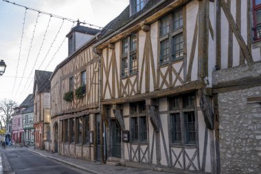 Provins, Fransa - 11: 30 2024: Ortaçağ şehrinde yarı keresteli evleri olan tipik bir caddenin panoramik görünümü