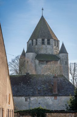 Provins, Fransa - 130 2024: Sezar Kulesi 'nin panoramik manzarası ve Ortaçağ şehrindeki tipik evler