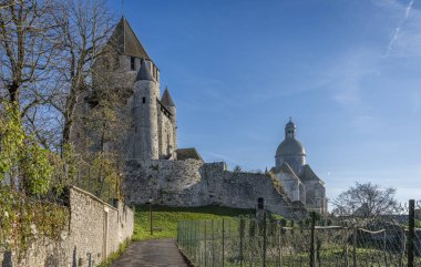 Provins, Fransa - 130 2024: Sezar Kulesi 'nin panoramik manzarası ve Ortaçağ' daki Saint-Quiriace kolej kilisesi