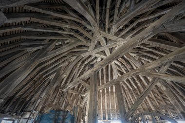 Provins, Fransa - 11: 30 2024: Ahşap çerçevenin panoramik görünümü ve Sezar Kulesi 'nde demir çanlar