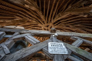 Provins, Fransa - 11: 30 2024: Ahşap çerçevenin panoramik görünümü ve Sezar Kulesi 'nde demir çanlar