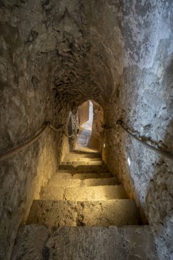 Provins, Fransa - 11: 30 2024: Sezar Kulesi 'ndeki taş merdiven manzarası ve güçlendirilmiş duvar