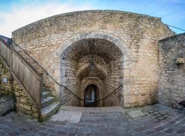 Provins, Fransa - 11: 30 2024: Sezar Kulesi 'ndeki taş merdiven manzarası ve güçlendirilmiş duvar